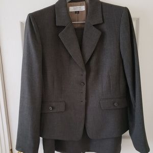Tahari 2-piece suit, never worn, size 12